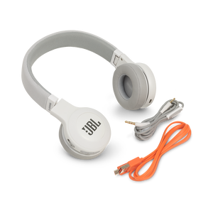 JBL E45BT - White - Wireless on-ear headphones - Detailshot 4